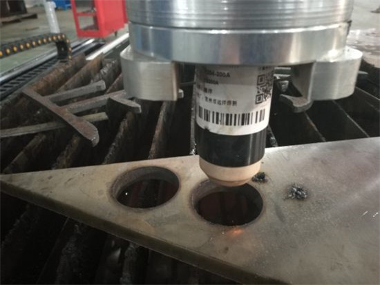 2018 máquina de corte de aço inoxidável do metal do CNC 1300 * 2500mm do plasma para o ferro
